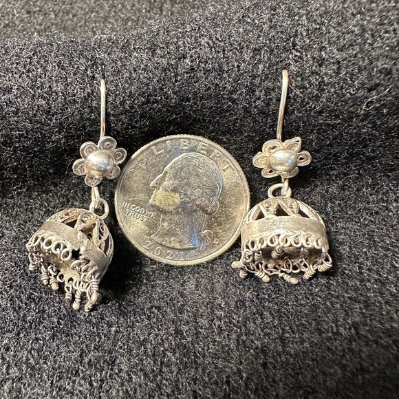 Darling sterling silver 1.5” vintage chandelier earrings w flower design. - Picture 7 of 9